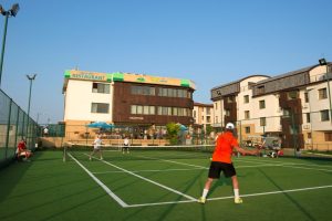 Игра в теннис на искусственном газоне